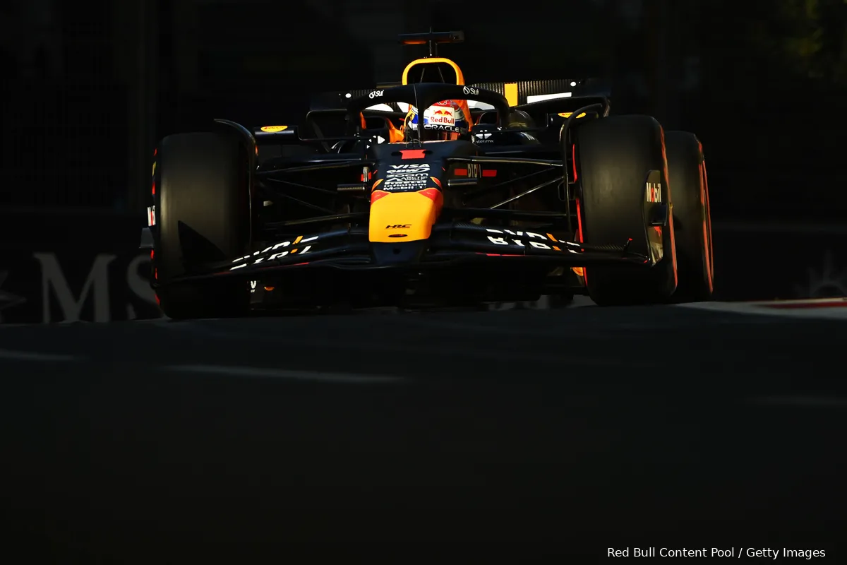 max verstappen red bull racing pitstop azerbeidzjan rb20 1 mooi