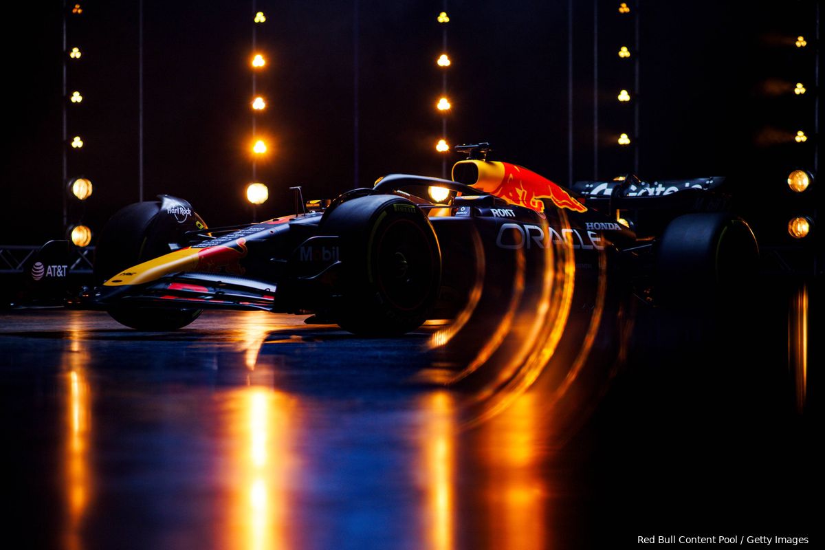 Red Bull onthult RB21, Verstappen neemt auto de baan op in Bahrein