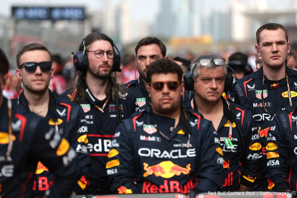 3 monteurs red bull racing 1