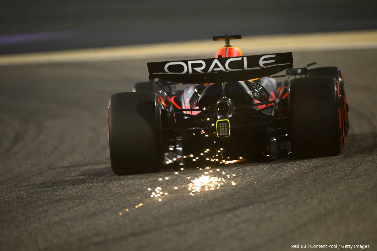 max verstappen red bull racing rb21 vrijdag 1 bodemplaat vonken 12