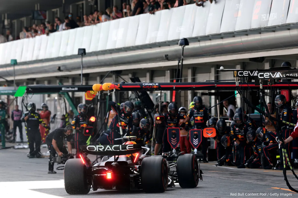 max verstappen spanje rb21 red bull racing 1 pitstop 1