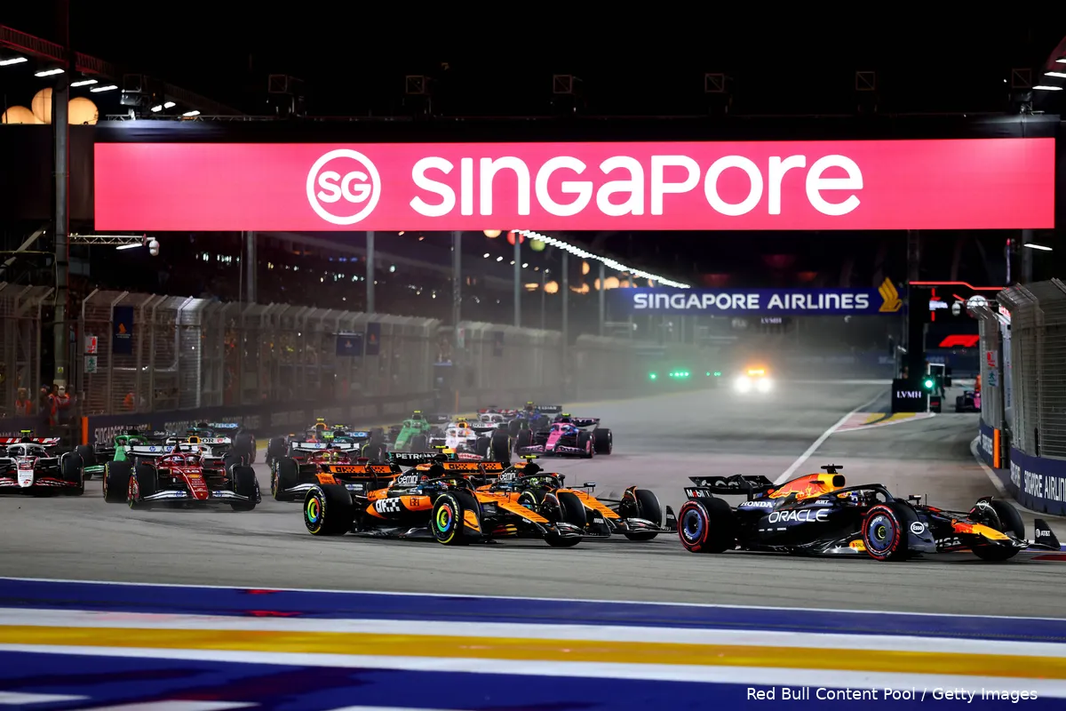 max-verstappen-singapore-race-2025-red-bull-racing-lando-norris-oscar-piastri-start