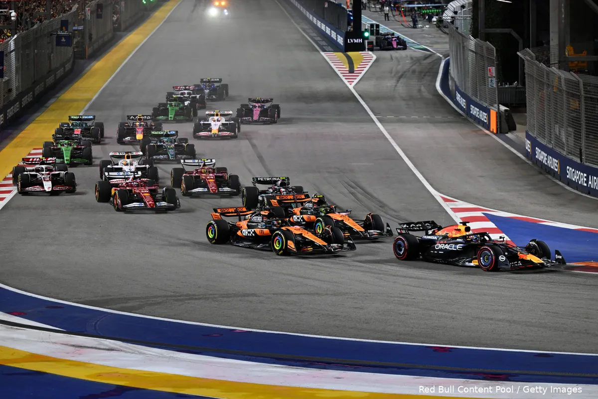max-verstappen-singapore-race-2025-red-bull-racing-lando-norris-oscar-piastri-start