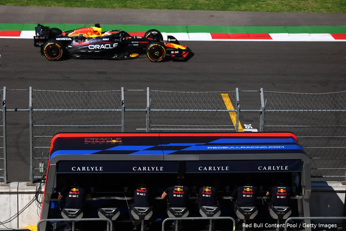 Red Bull-Verstappen-Mexico-race-1-team-pit