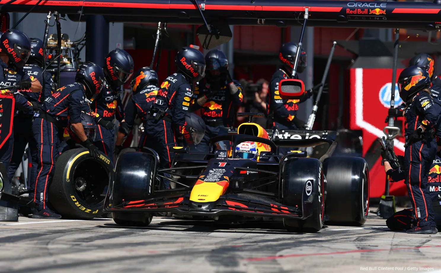 Verstappen heeft eigen inhaalactie in Imola teruggekeken: 'Ik moest wel even lachen in bocht 3'