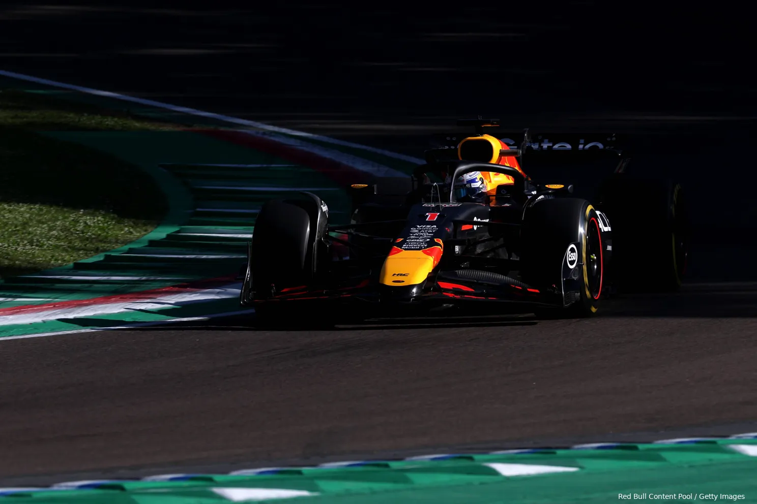 Verstappen gaat niet 100 procent voor Red Bull: 'Eerst zien hoe de rest van het seizoen verloopt'