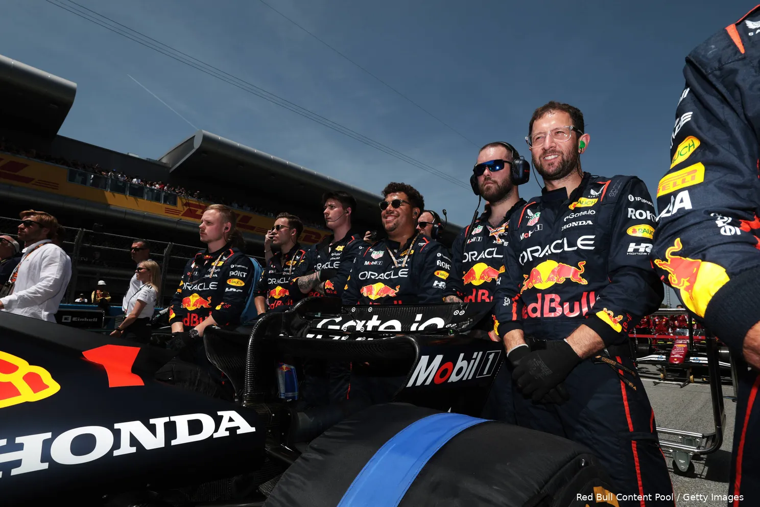 max verstappen spanje rb21 red bull racing 1 monteurs