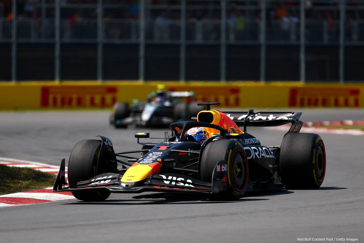 De race van Verstappen | Verstappen betrapte Russell: 'Dat is meer dan tien autolengtes, kijk dan!'