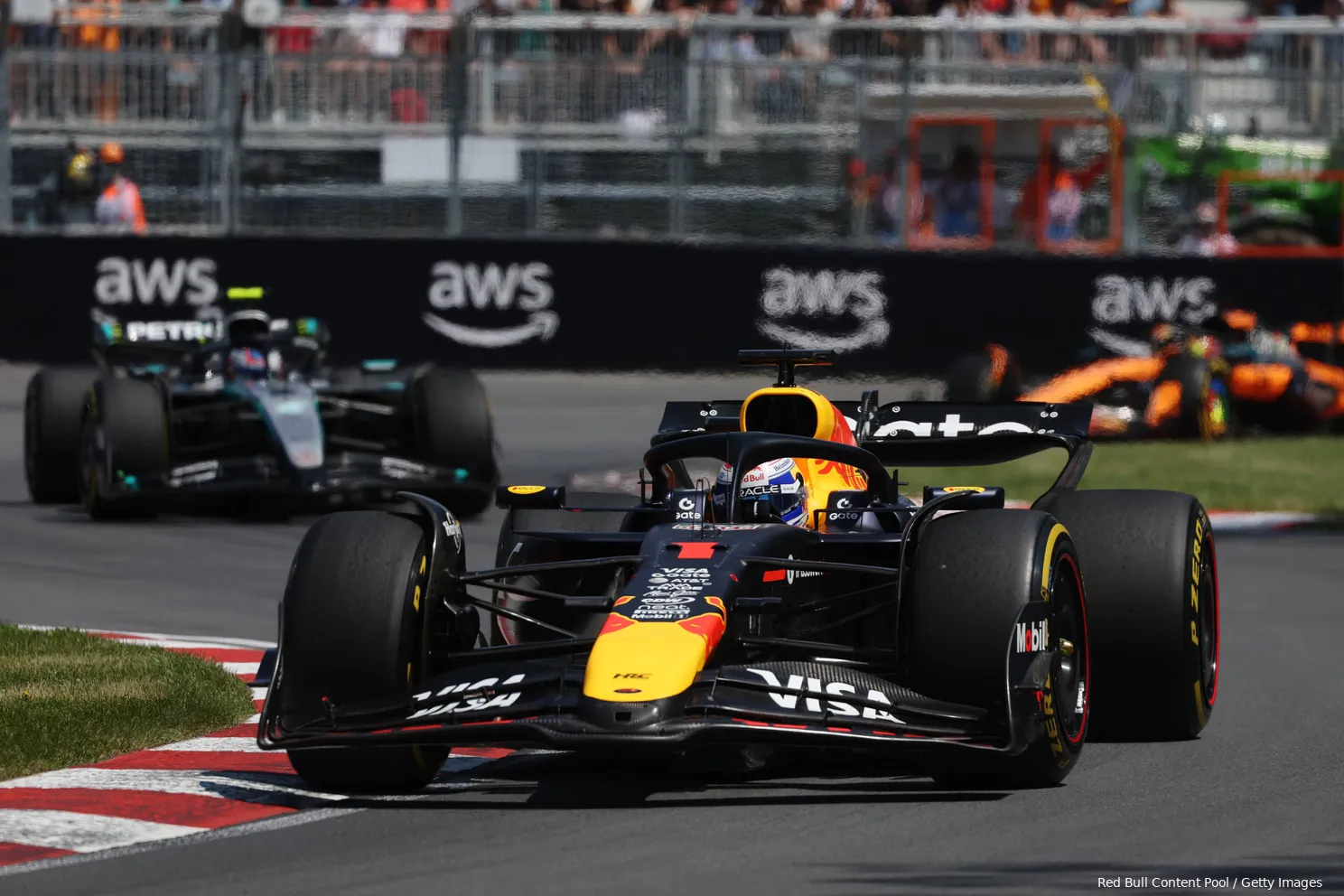 De race van Verstappen | Verstappen betrapte Russell: 'Dat is meer dan tien autolengtes, kijk dan!'