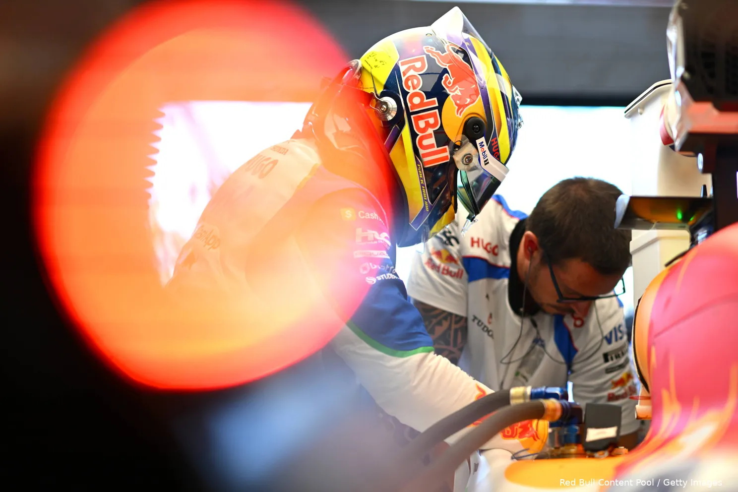 isack-hadjar-racing-bulls-2025-nederland-zandvoort-vrijdag-training-helm
