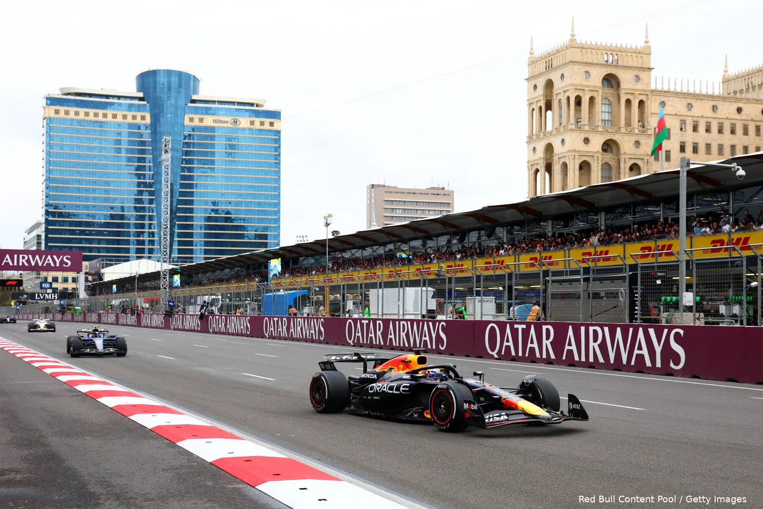 carlos-sainz-williams-liam-lawson-racing-bulls-max-verstappen-red-bull-racing-bakoe-zondag-azerbeidzjan-2025