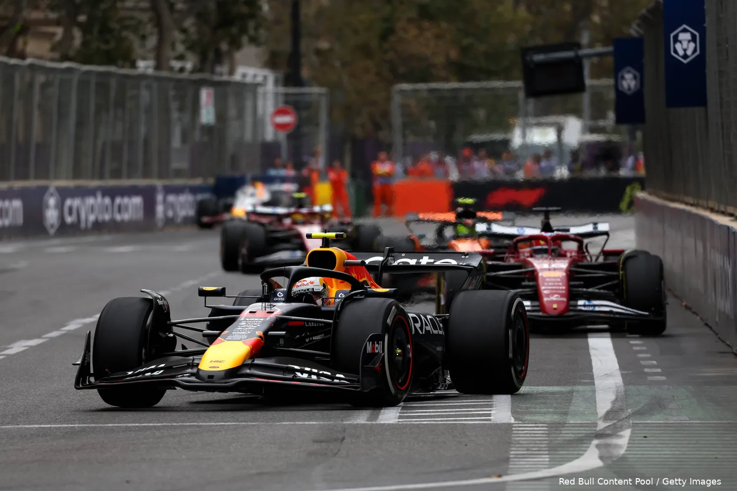 charles-leclerc-ferrari-yuki-tsunoda-red-bull-racing-bakoe-zondag-azerbeidzjan-2025