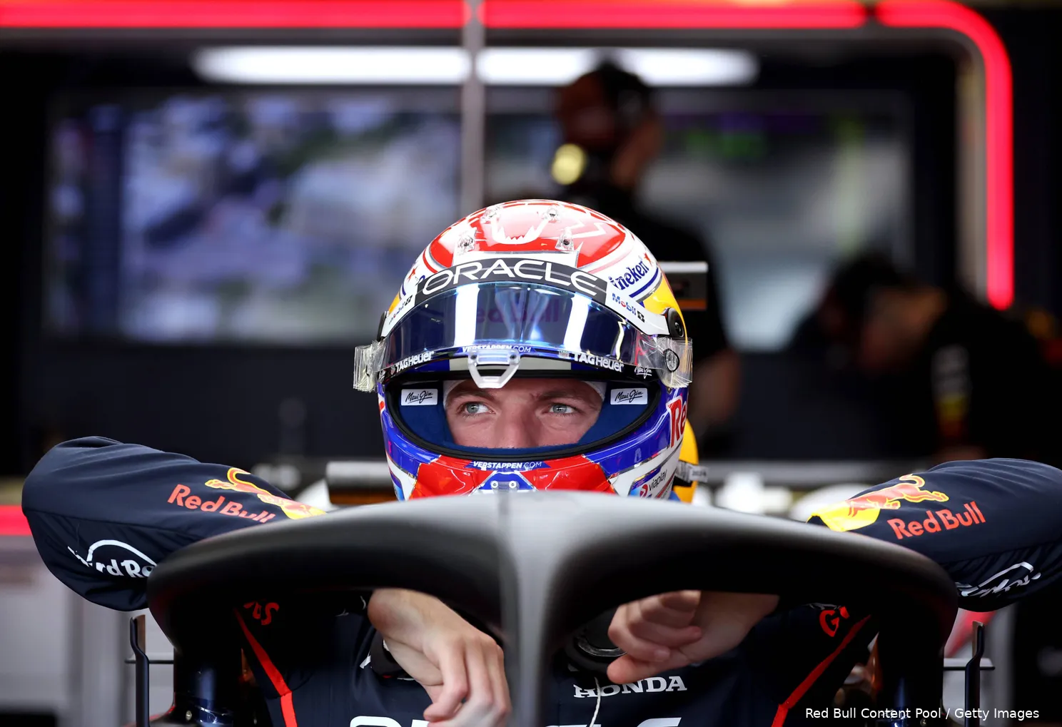 max-verstappen-red-bull-bakoe-2025-112-helm