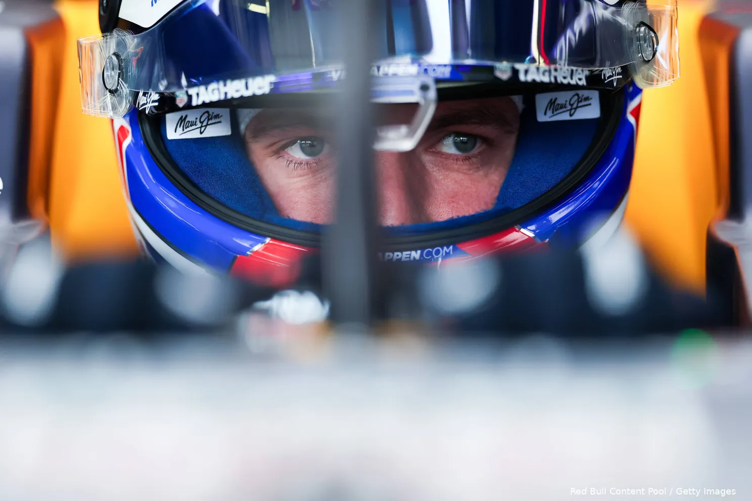 max-verstappen-red-bull-bakoe-2025-113-helm
