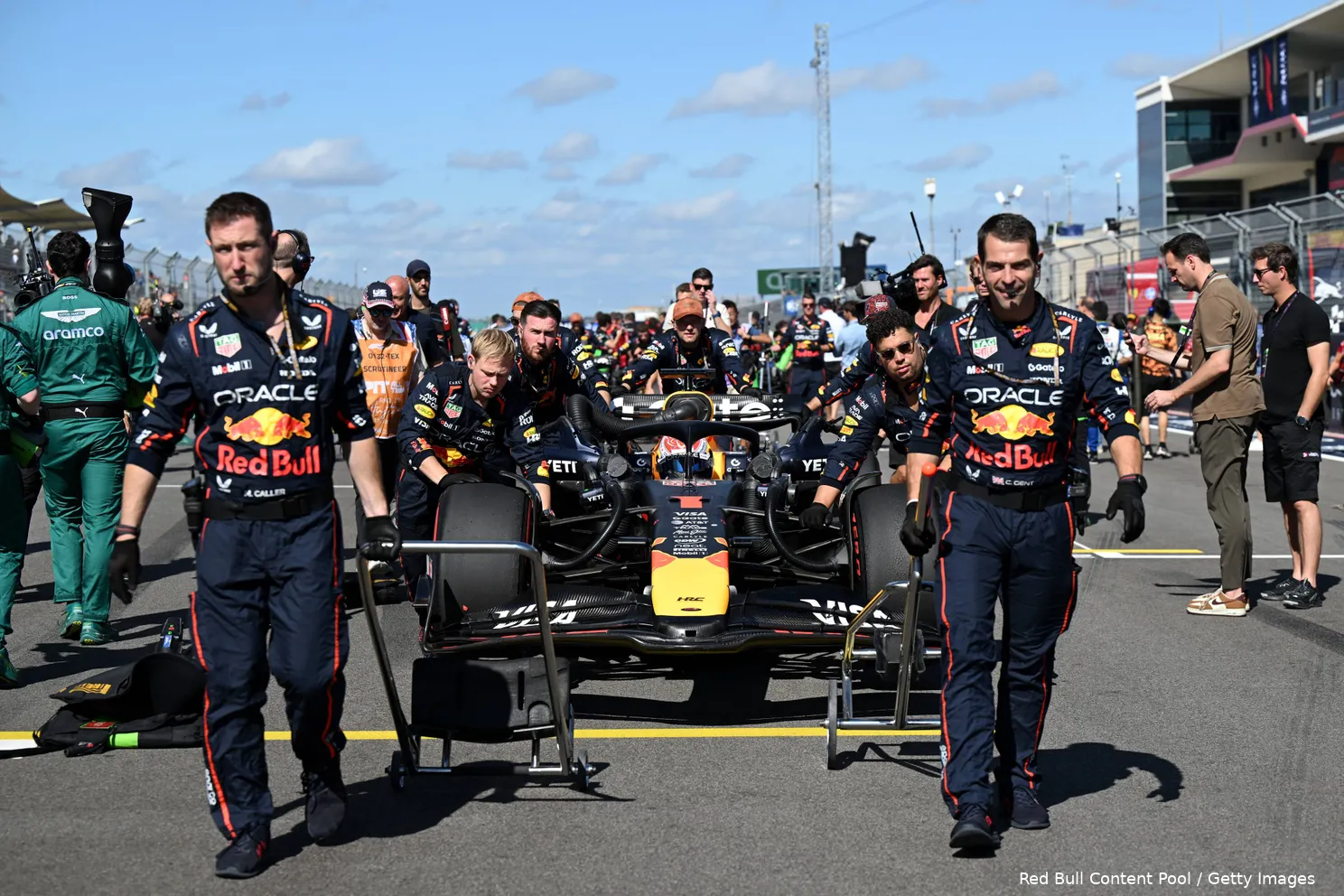max-verstappen-red-bull-racing-cota-2025-rb21-1-monteurs