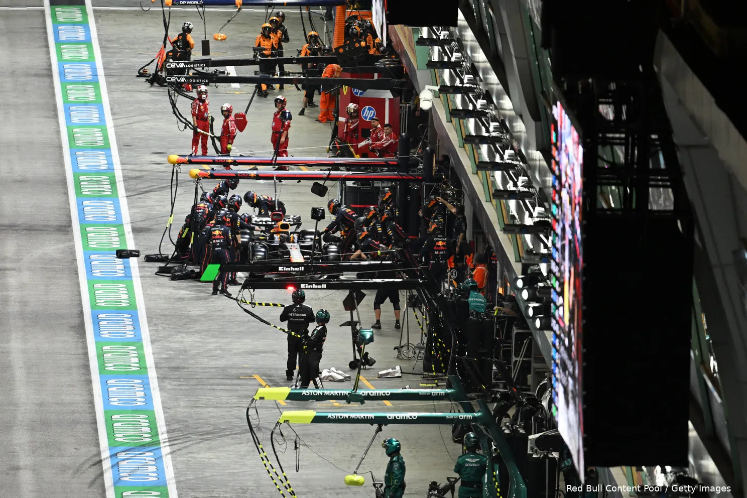 max-verstappen-singapore-race-2025-red-bull-racing-pitstop