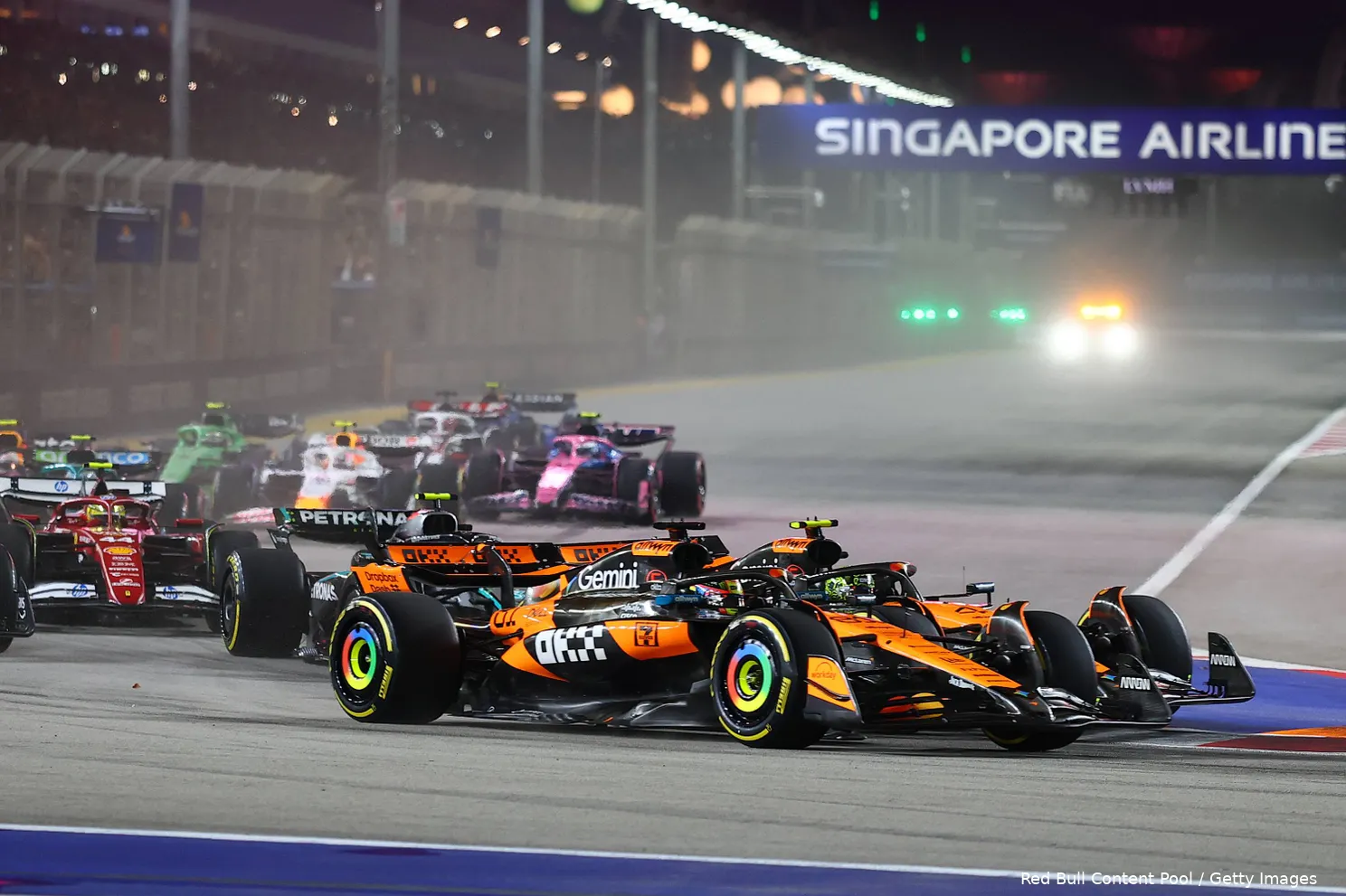 oscar-piastri-singapore-mclaren-racedag-2025-start-incident-norris