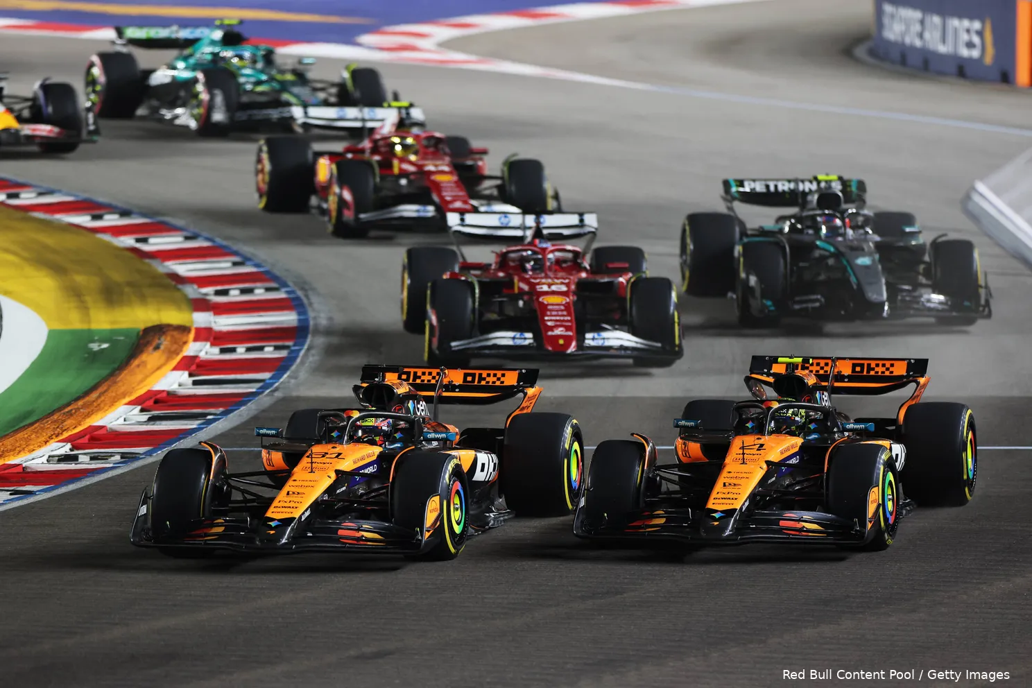 oscar-piastri-singapore-mclaren-racedag-2025-start-incident-norris