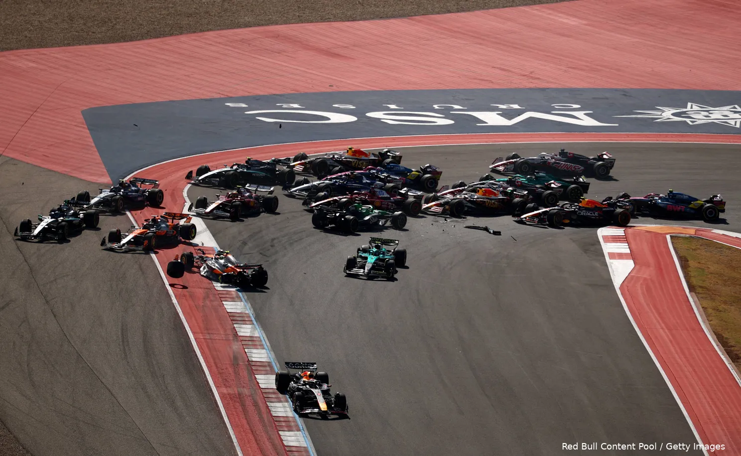 start-sprintrace-cota-mclaren-crash-lando-norris-oscar-piastri-nico-hulkenberg-max-verstappen-1