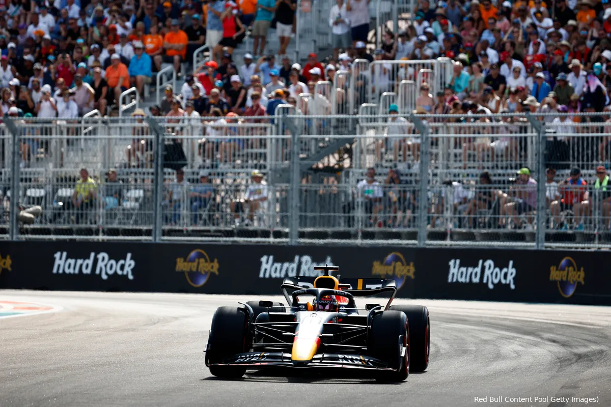 Verstappen pakt maximale score na hectisch slot, Ferrari sluit aan op het podium