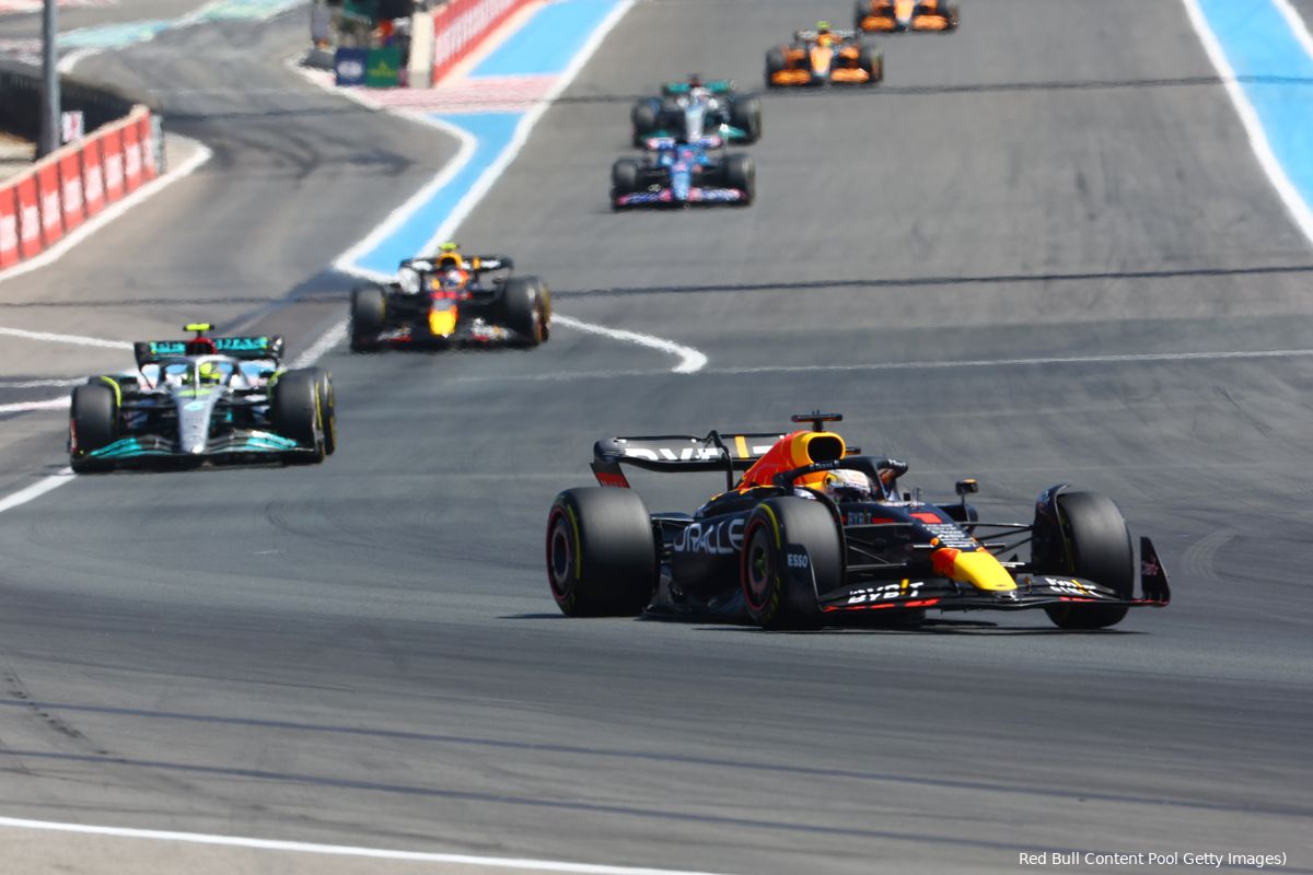 Hamilton verbijsterd door snelheidsverschil met Red Bull: 'Verstappen trekt gewoon weg'