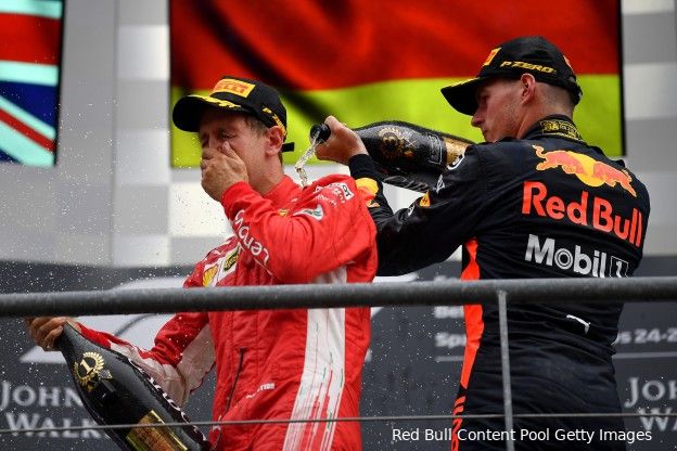 Vettel: 'Wereldtitel zou voor Verstappen en Hamilton allebei een geweldige prestatie zijn'