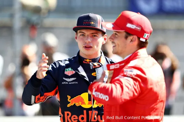 Chandhok verklaart mildere aanpak Verstappen in 2022: 'Hij ziet Leclerc als een gelijke'