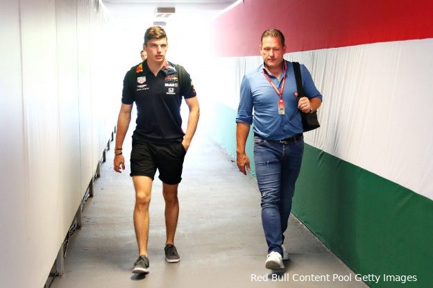 Merkwaardig verhaal van ex-teamgenoot Verstappen sr.: 'Max zat vast in het toilet'