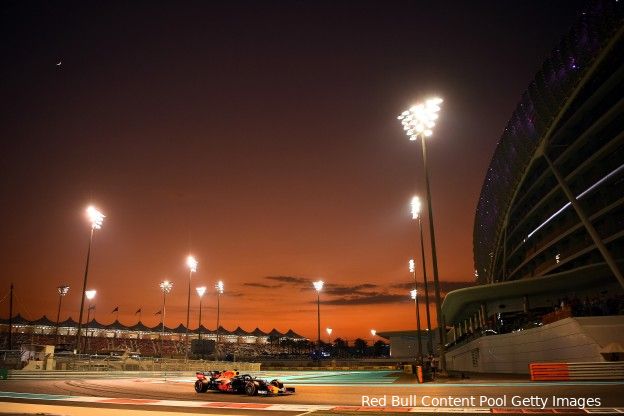 Uitslag eerste testdag Abu Dhabi | Verstappen zevende, touché tussen Vettel en Perez