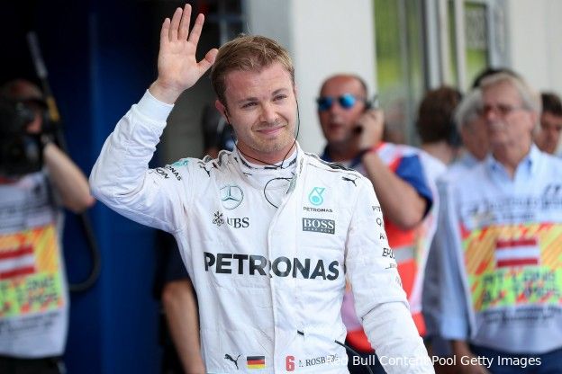Hoe Rosberg 'twee meter na de finishlijn' van intense strijd met Hamilton besloot te stoppen