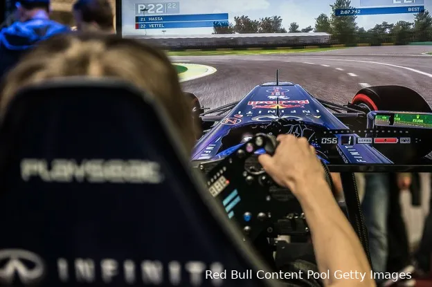 Verstappen crasht uit simrace en kan comeback niet omtoveren tot overwinning