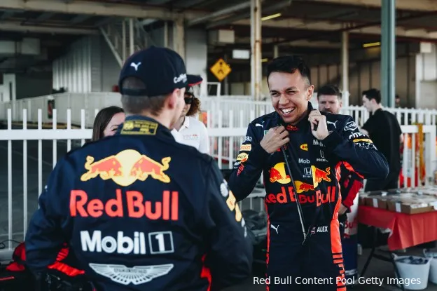 Albon looft relaxte Verstappen: 'Hij speelt gewoon FIFA vlak voor de kwalificatie'