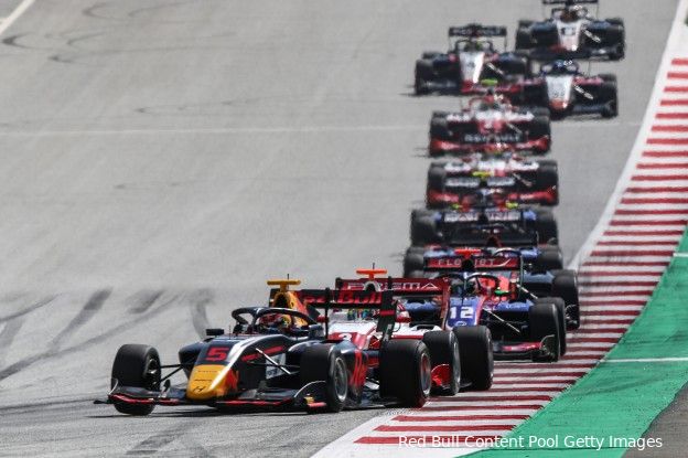 F3 in Oostenrijk | Vesti wint feature race, flinke crash Leclerc