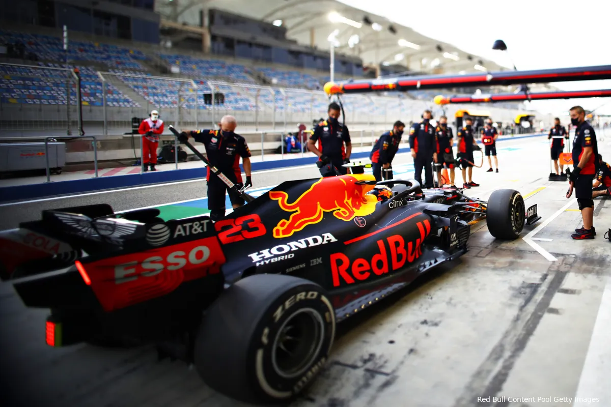 Verslag VT2 Bahrein | Albon verprutst zijn vrijdag en crasht, Verstappen op P2 achter Hamilton