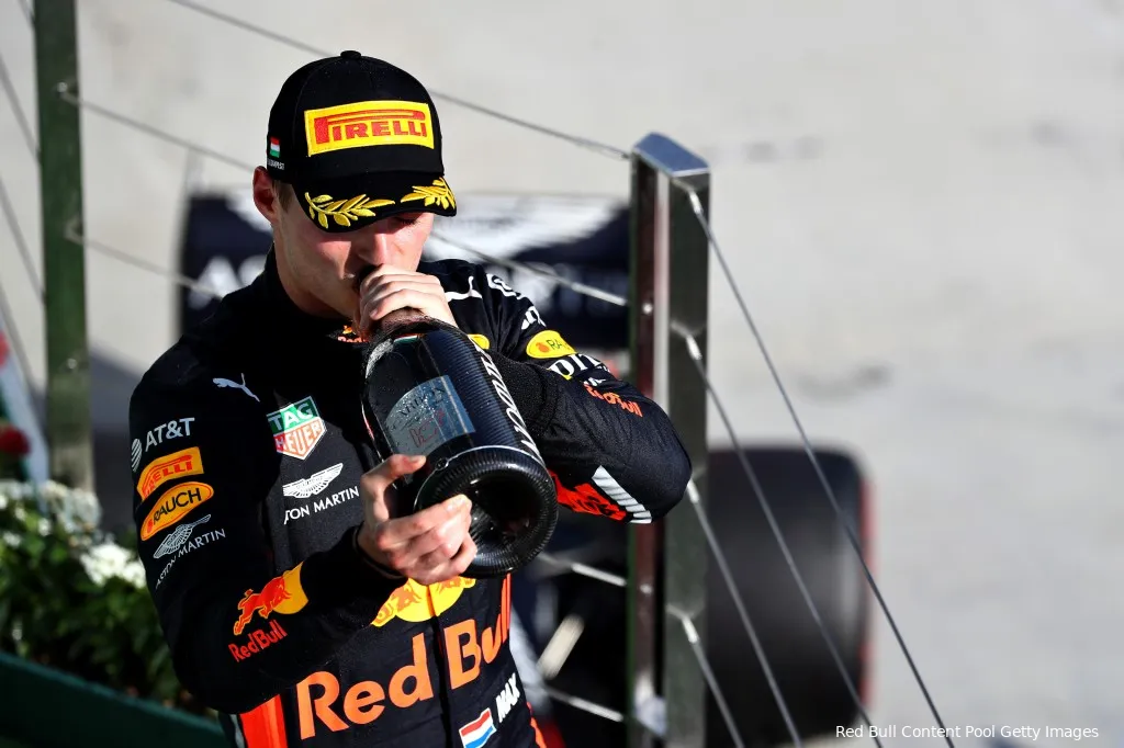 Verstappen wint met overmacht eerste race in virtueel kampioenschap