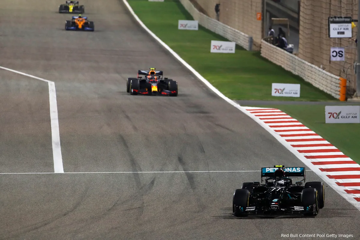 Albon ontweek Bottas tijdens safety car Bahrein: 'Hij trapte als een gek op de rem'