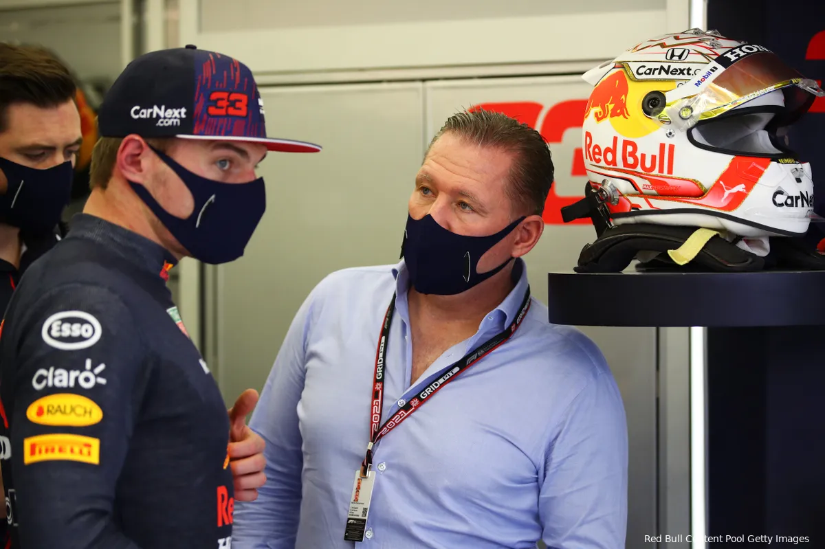 Jones: 'Verstappen was meer dan vijf seconden voor Hamilton geëindigd'