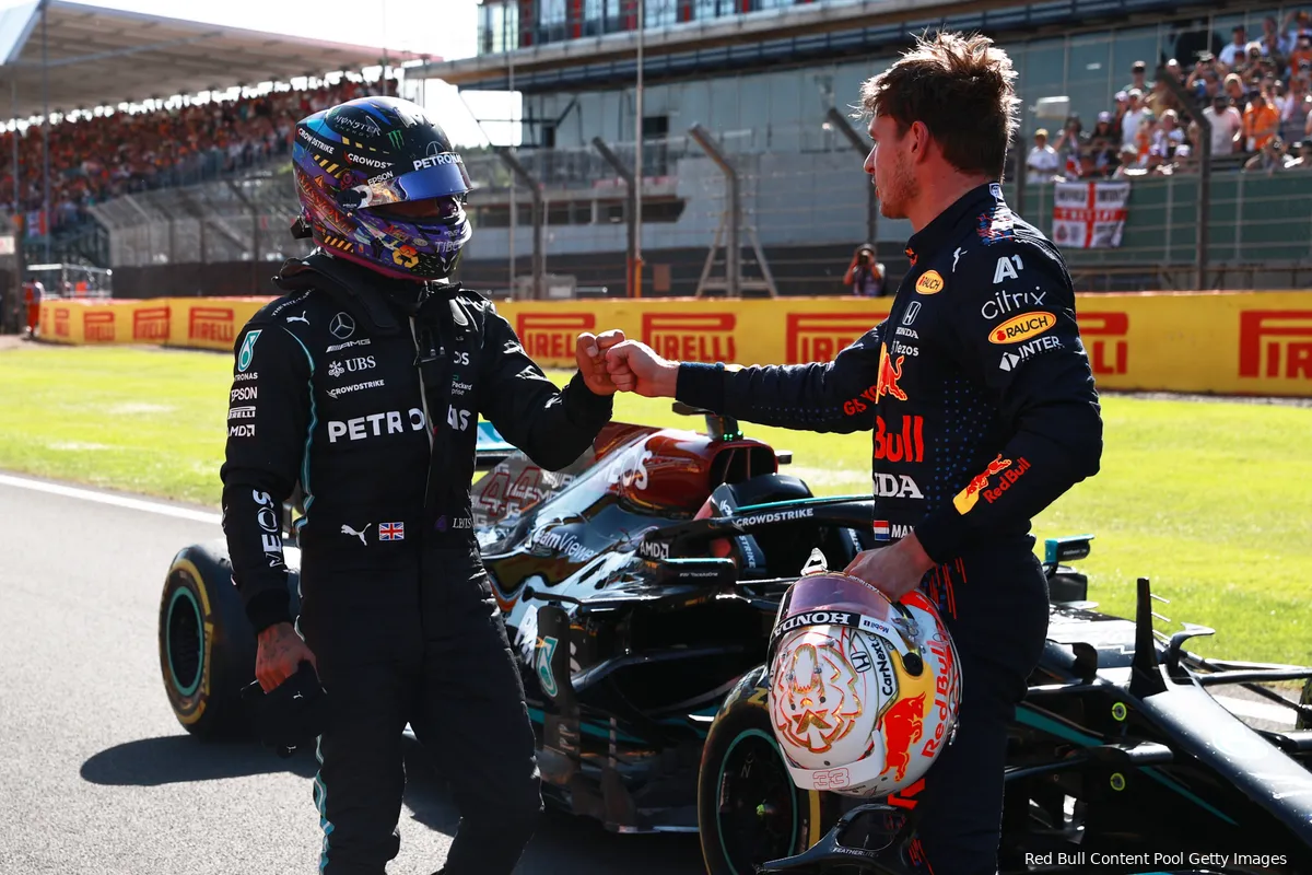 Hamilton senior over crash Verstappen: 'Je moet de mensen geven waar ze voor betalen'