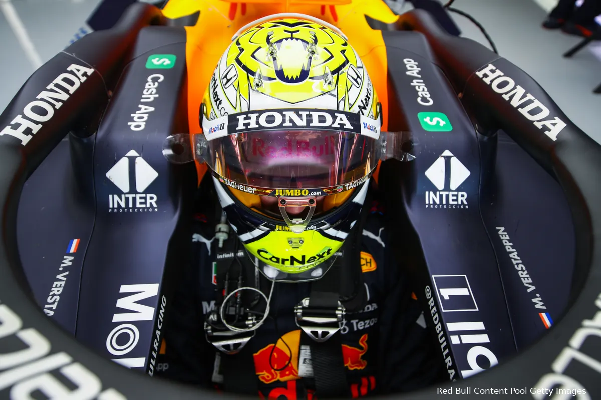 Herbert ziet Verstappen rondkijken in cockpit RB16B