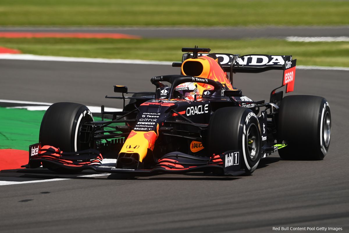 Verstappen crasht met impact van 51G en valt uit GP van Groot-Brittannië, tik van Hamilton