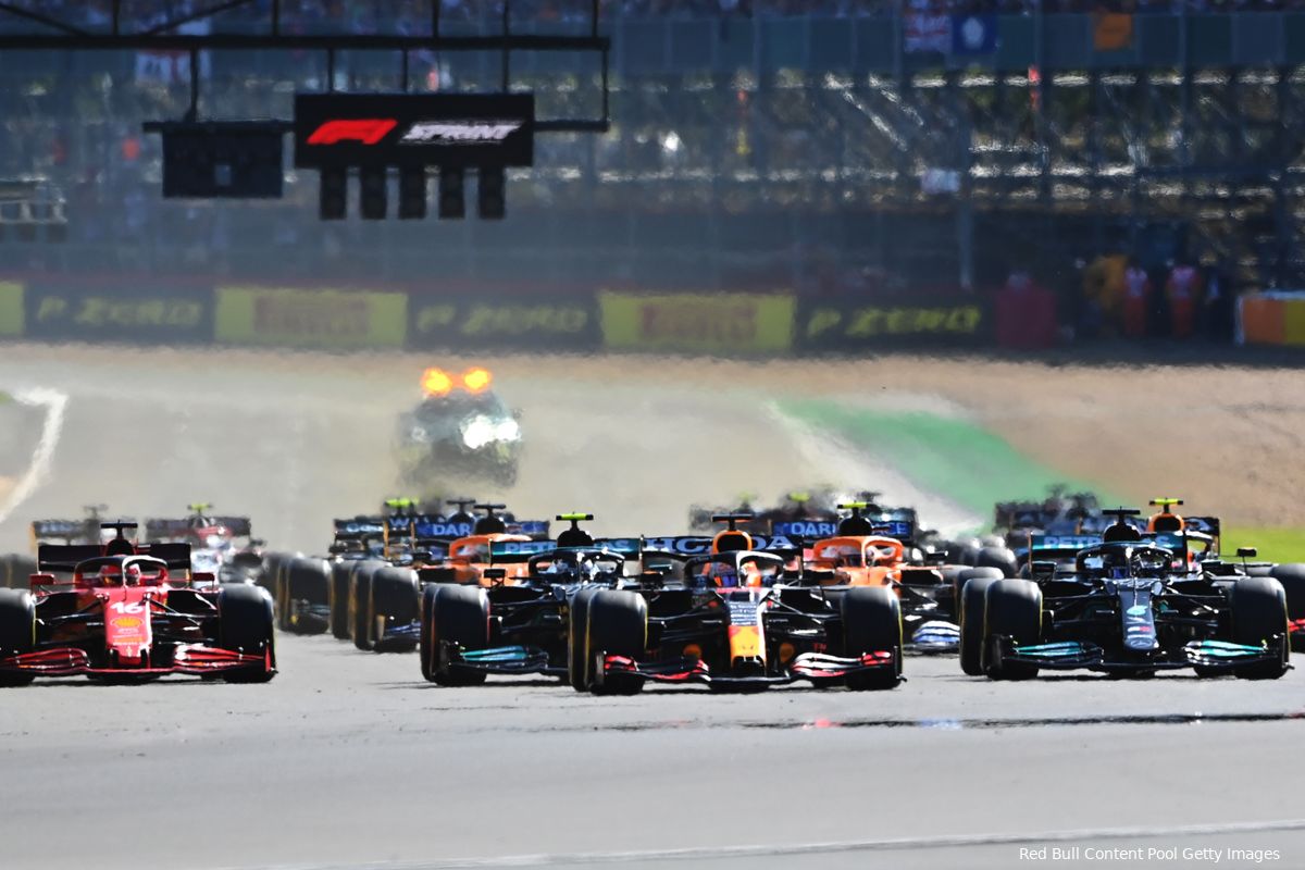 Live F1 16.00u | Race hervat na rode vlag-periode door crash Verstappen en Hamilton