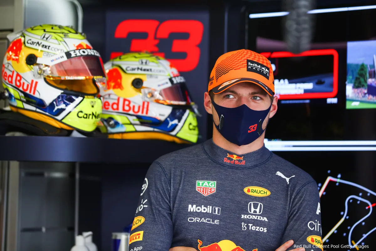 Verstappen over contractverlenging Hamilton: 'Nog twee jaar en dan stop ik er lekker mee'