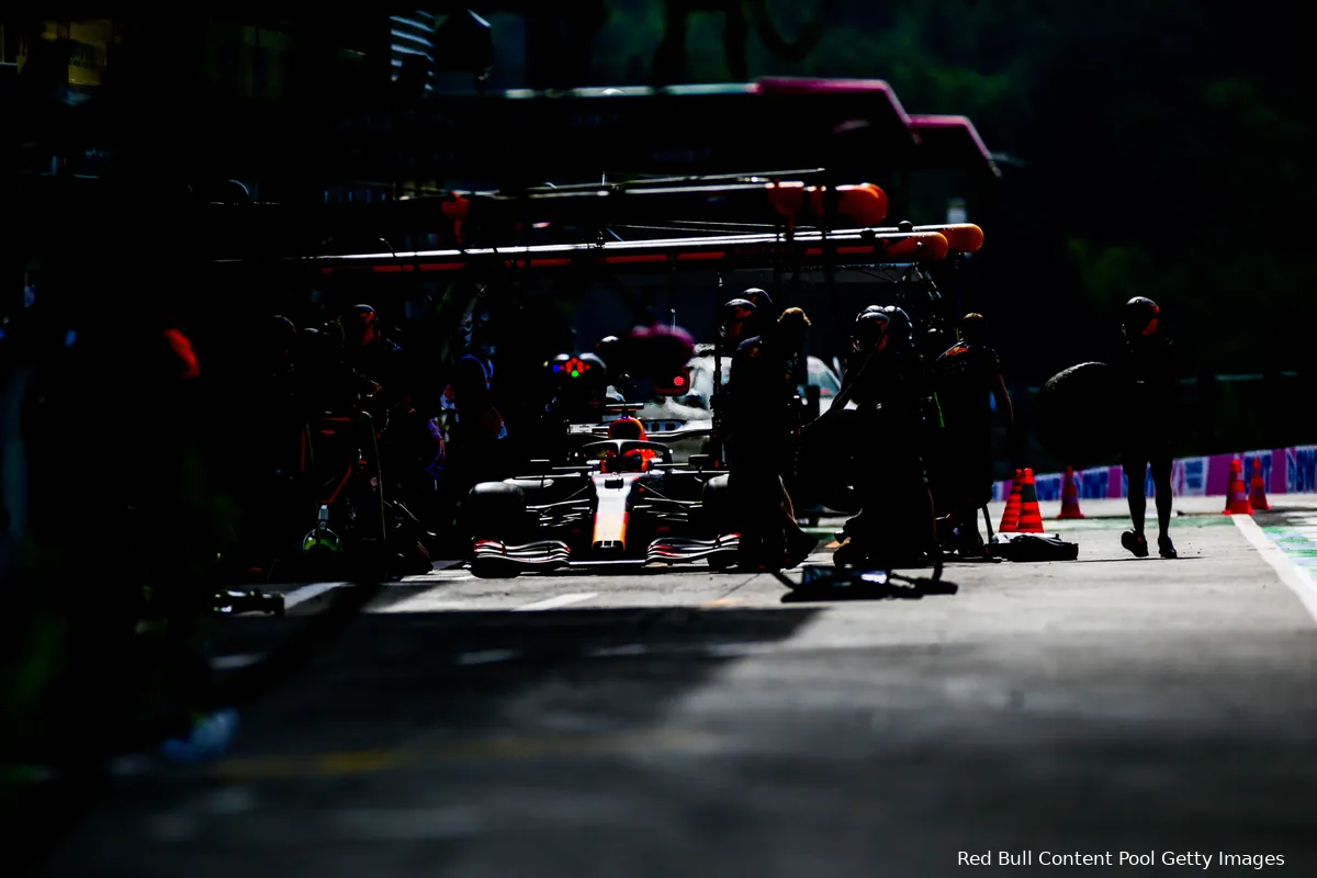 Verslag VT2 | Verstappen minimaal sneller dan Mercedes-duo ondanks crash met schade