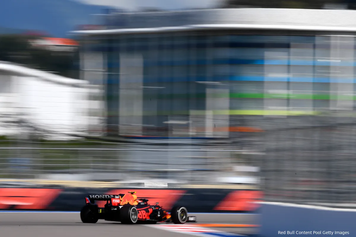 Boordradio's VT2 | Verstappen: 'Er zit een tear-off vast in de linker achterwielophanging..'