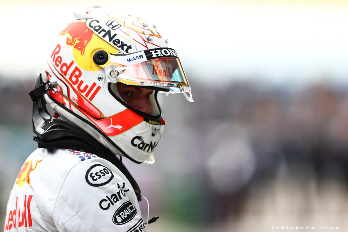 Verstappen vlak voor racestart: 'Bandenkeuze wordt erg tricky, het circuit is nog nat'