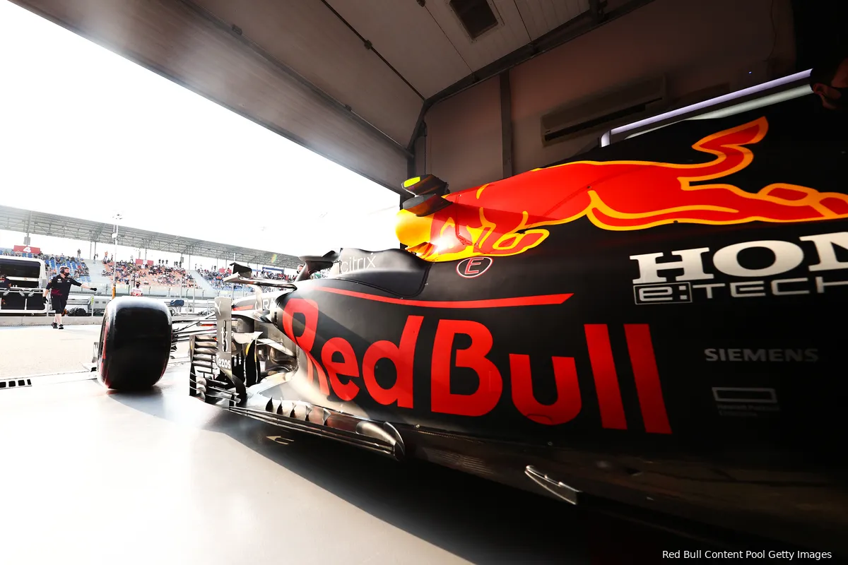 Fans Red Bull verzorgen presentatie RB18: 'De belangrijkste mensen aan het roer'