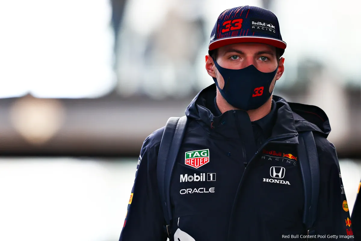 Verstappen schrikt niet van snelle Hamilton: 'Mercedes heeft gewoon een nieuwe motor'
