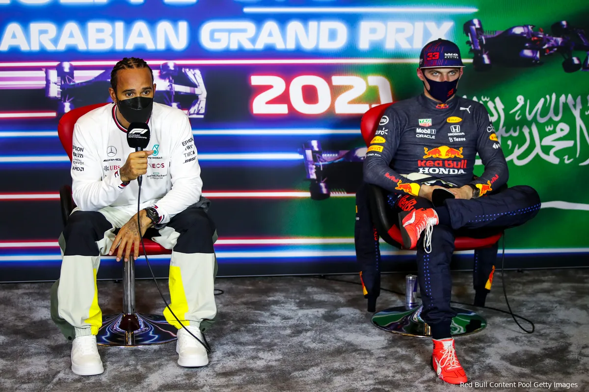 Verstappen: 'Als iemand bij de start de rechtermuur raakt, stuitert hij zo het circuit weer op'