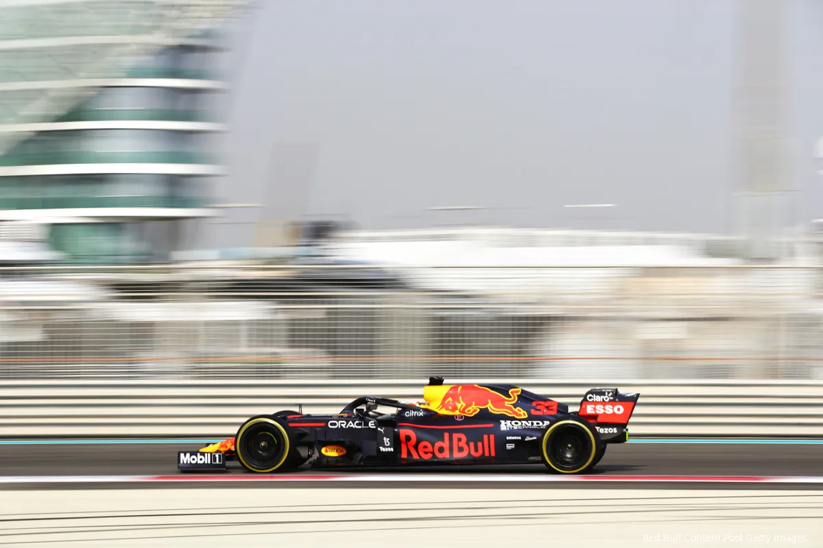 Verstappen alweer achter het stuur gekropen voor test: 'Alles verliep soepel'