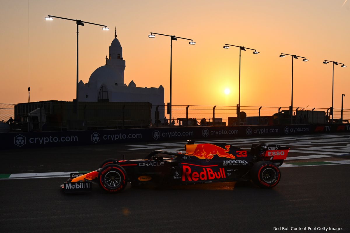 Hamilton pakt poleposition in Saoedi-Arabië nadat Verstappen zijn snelste ronde verpest